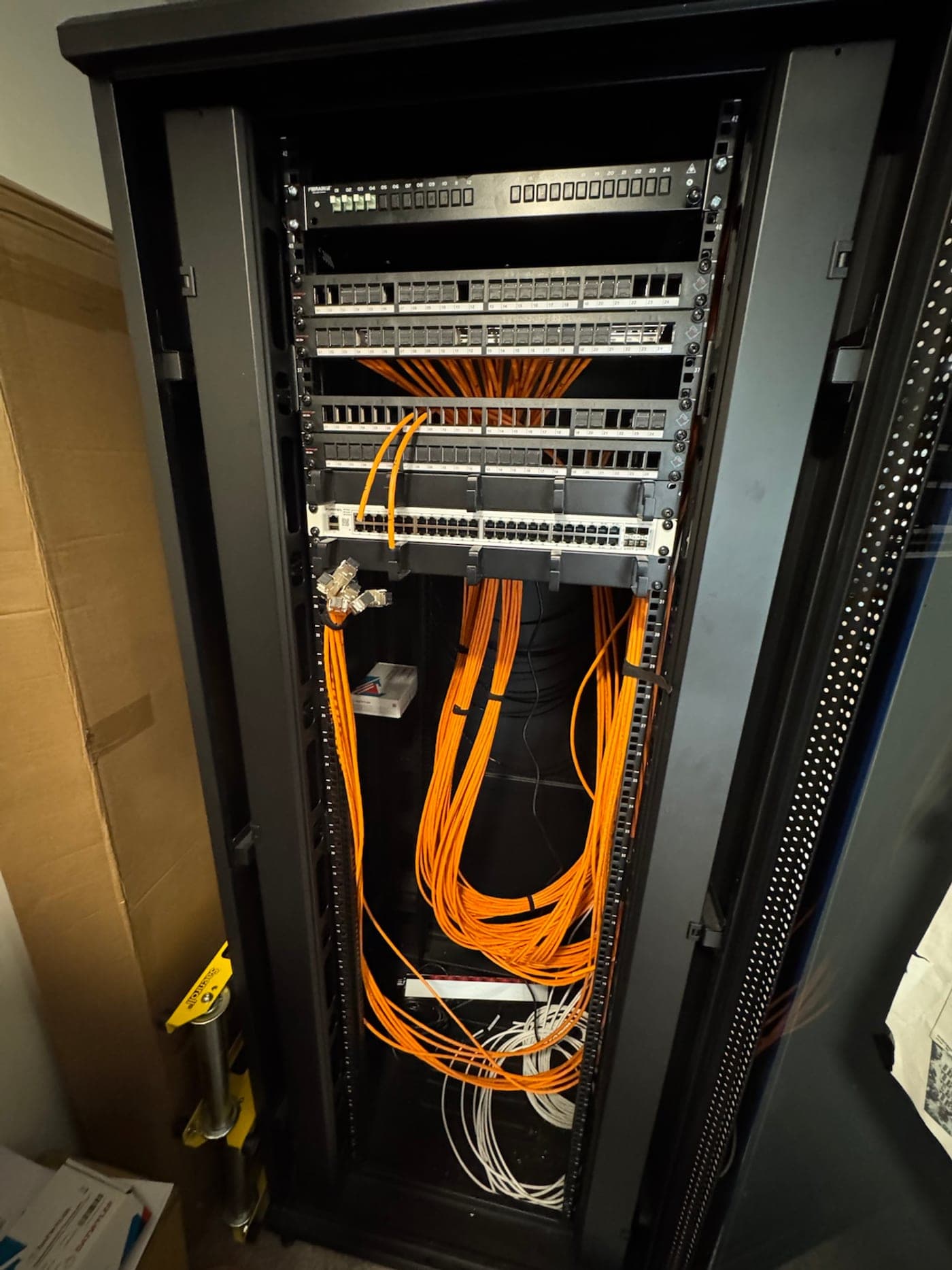 Glasvezelpatchkast met overzichtelijk weggewerkte bekabeling