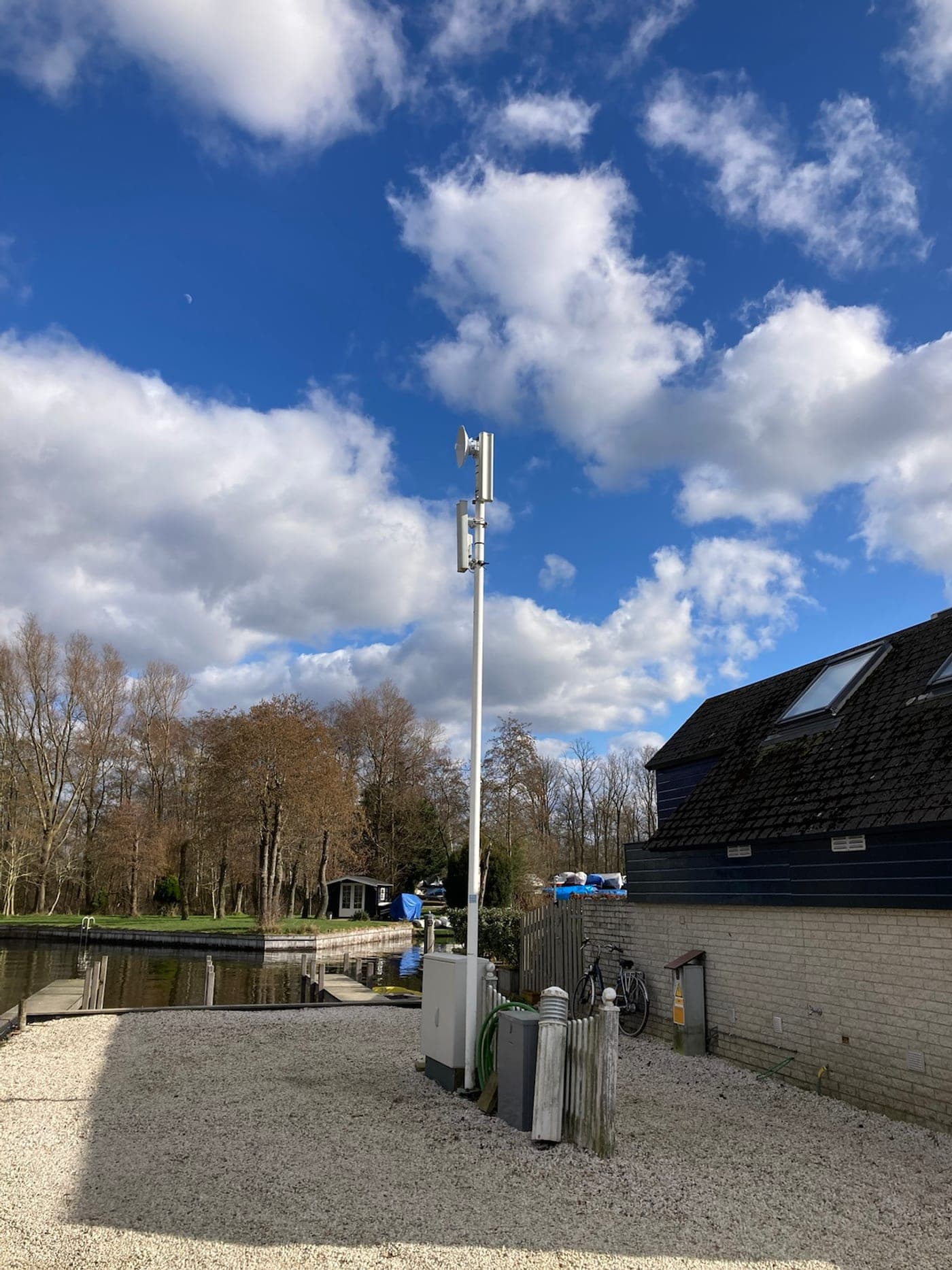 P2P-verbinding op een mast bij een woning aan het water